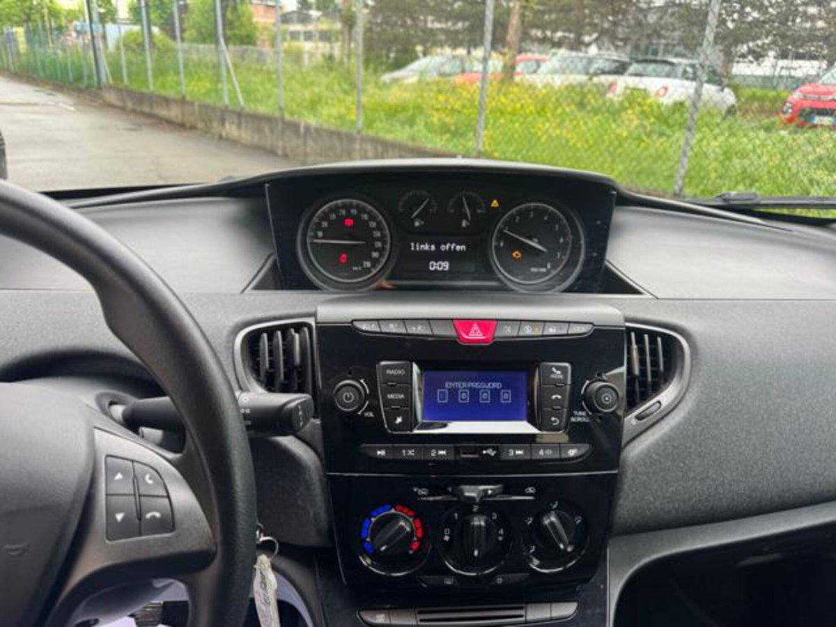 Lancia Ypsilon 1.0 FireFly 5 porte S&S Hybrid Silver Plus (11)