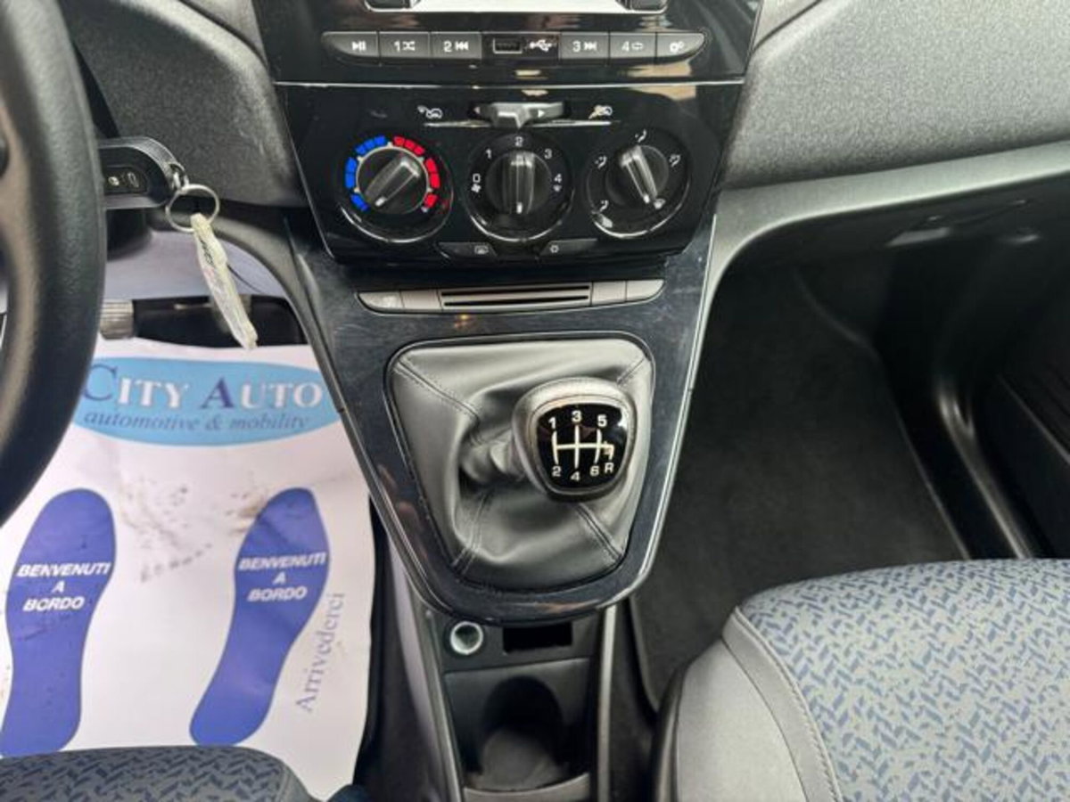 Lancia Ypsilon 1.0 FireFly 5 porte S&S Hybrid Silver Plus (12)