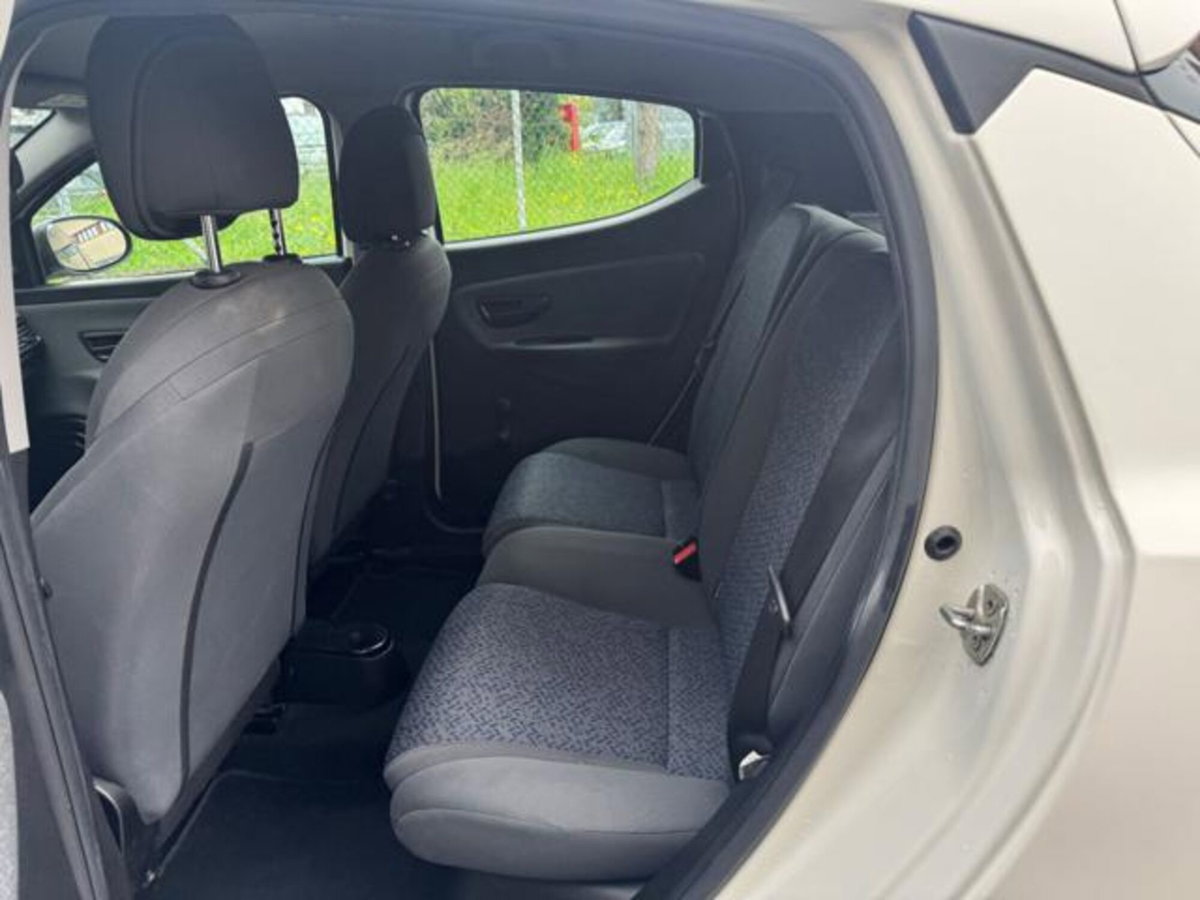 Lancia Ypsilon 1.0 FireFly 5 porte S&S Hybrid Silver Plus (9)