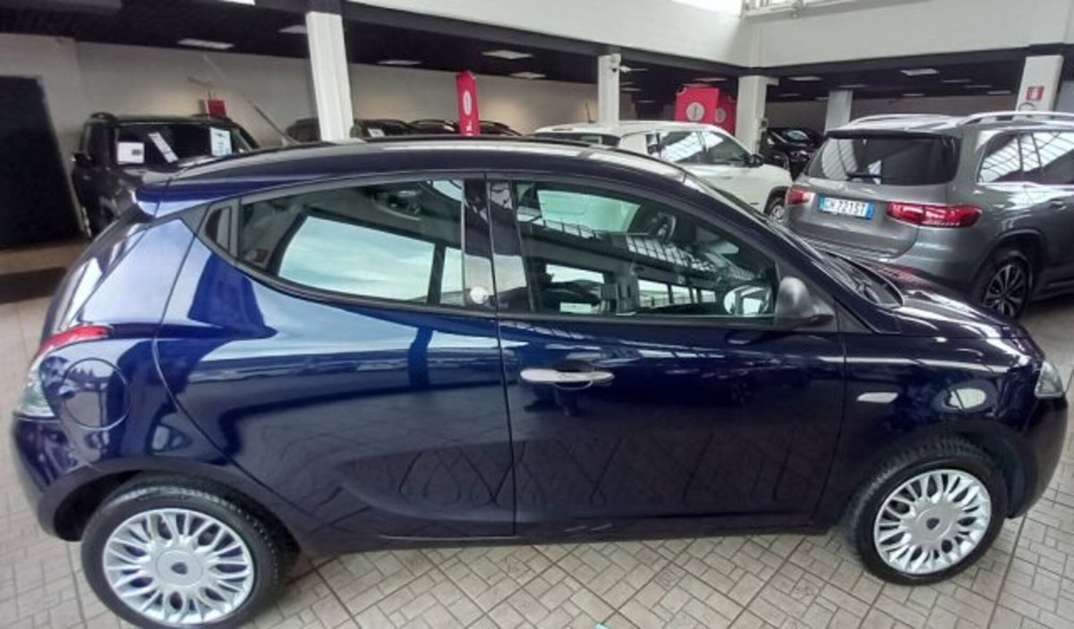 Lancia Ypsilon 1.2 69 CV 5 porte GPL Ecochic Silver (2)
