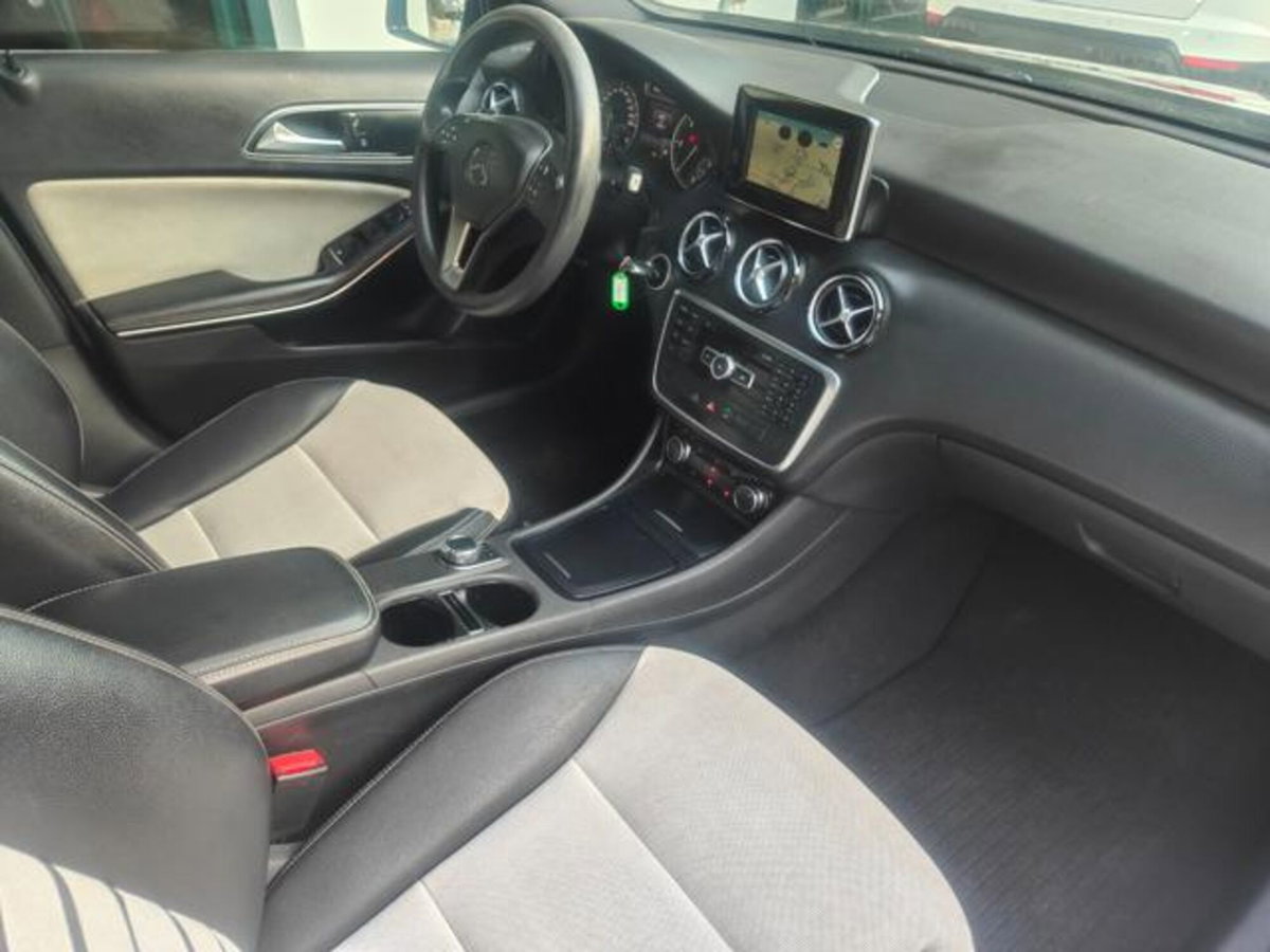 Mercedes-Benz Classe A 180 CDI BlueEFFICIENCY Automatic Sport (18)