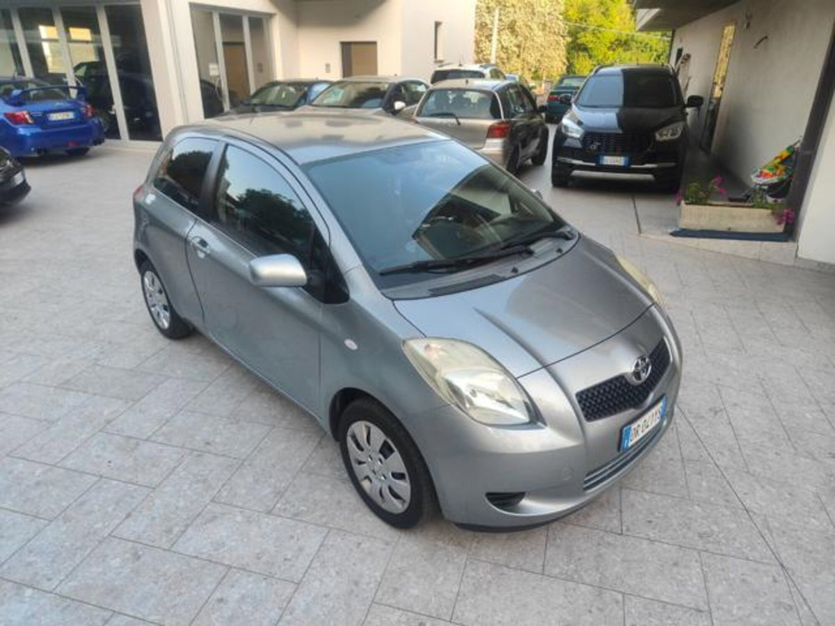 Toyota Yaris 1.0 3 porte (2)