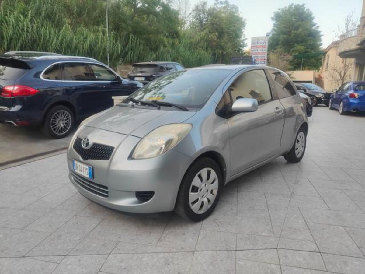 Toyota Yaris 1.0 3 porte (3)