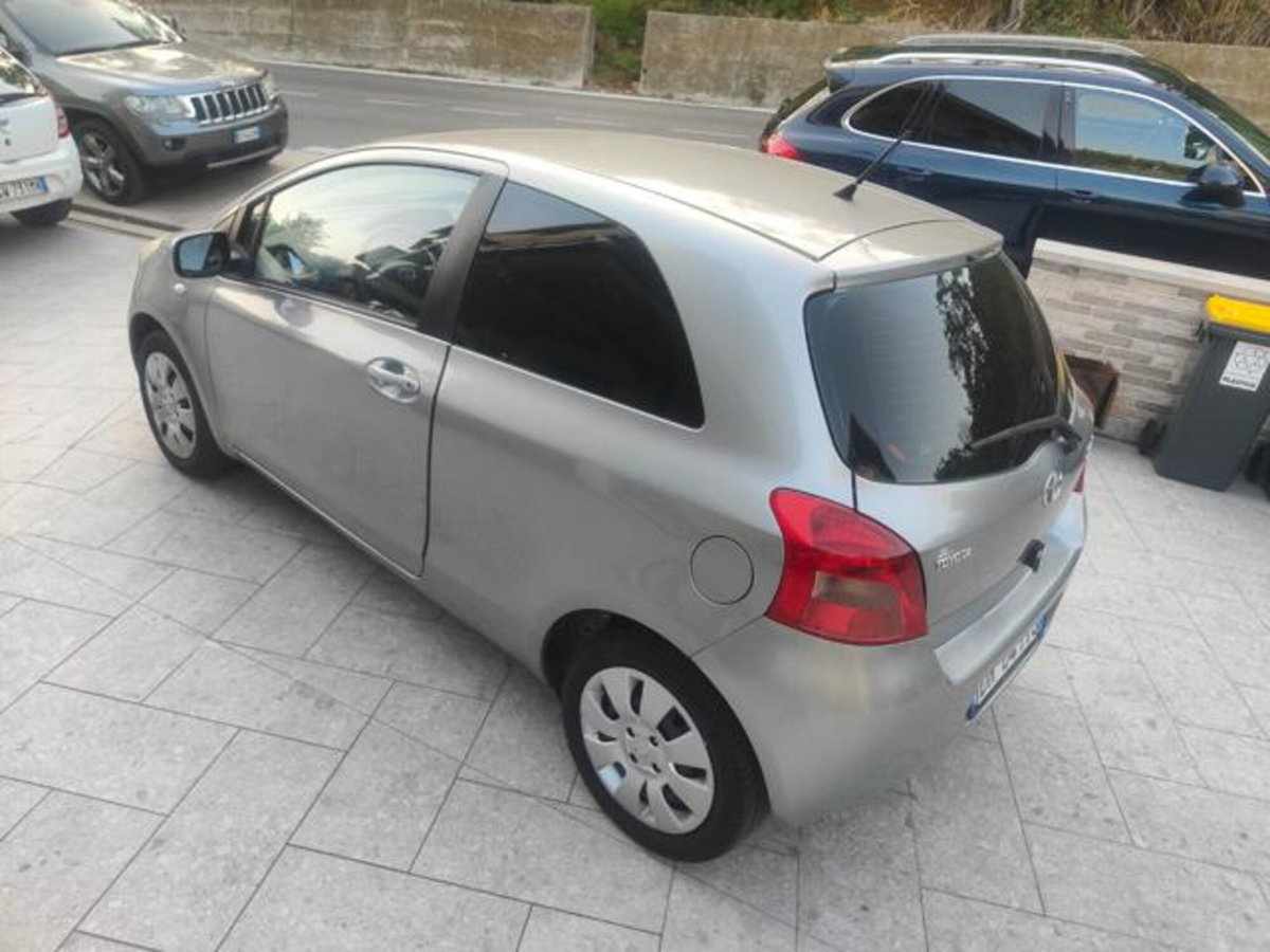 Toyota Yaris 1.0 3 porte (6)