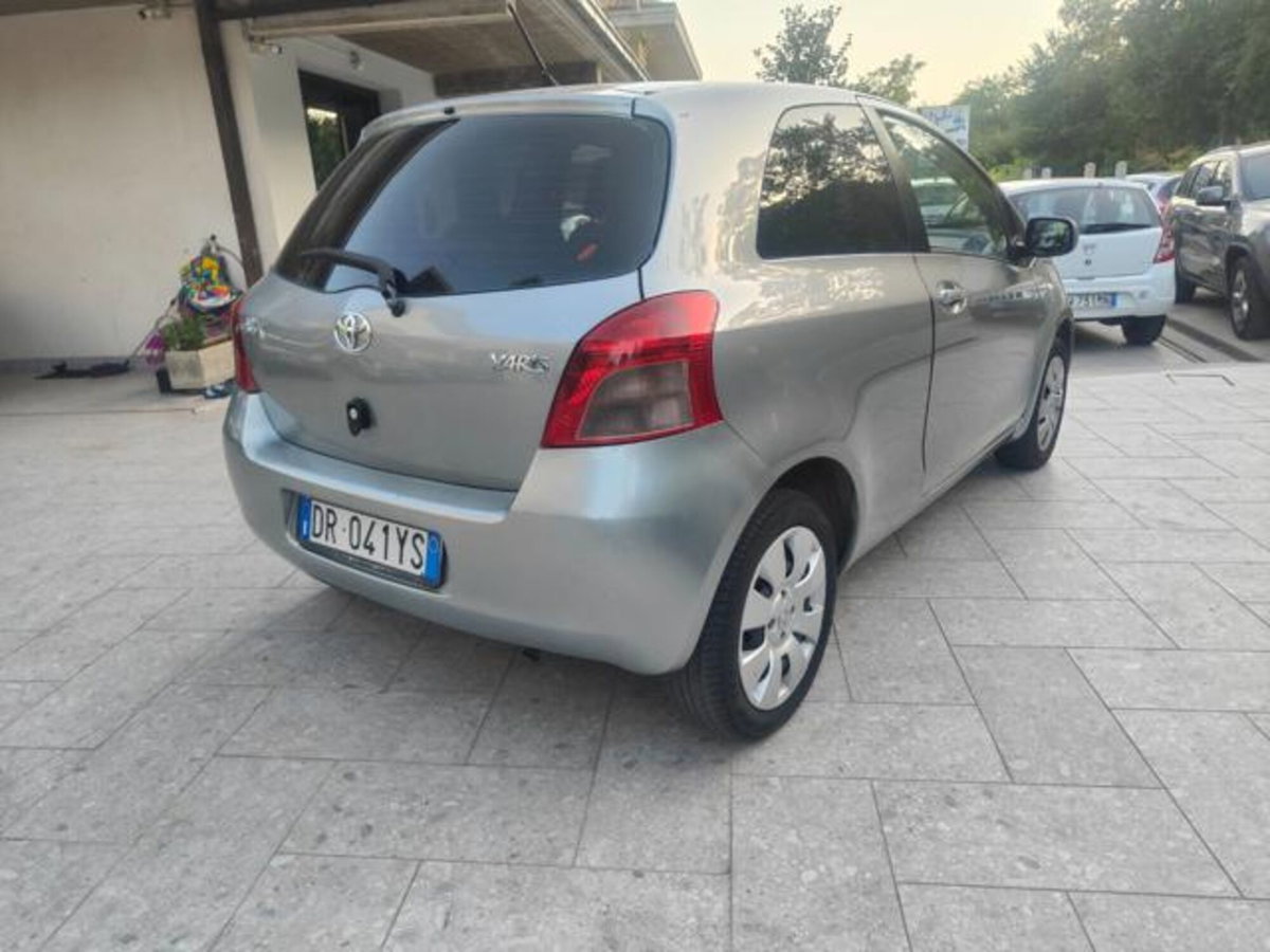 Toyota Yaris 1.0 3 porte (7)