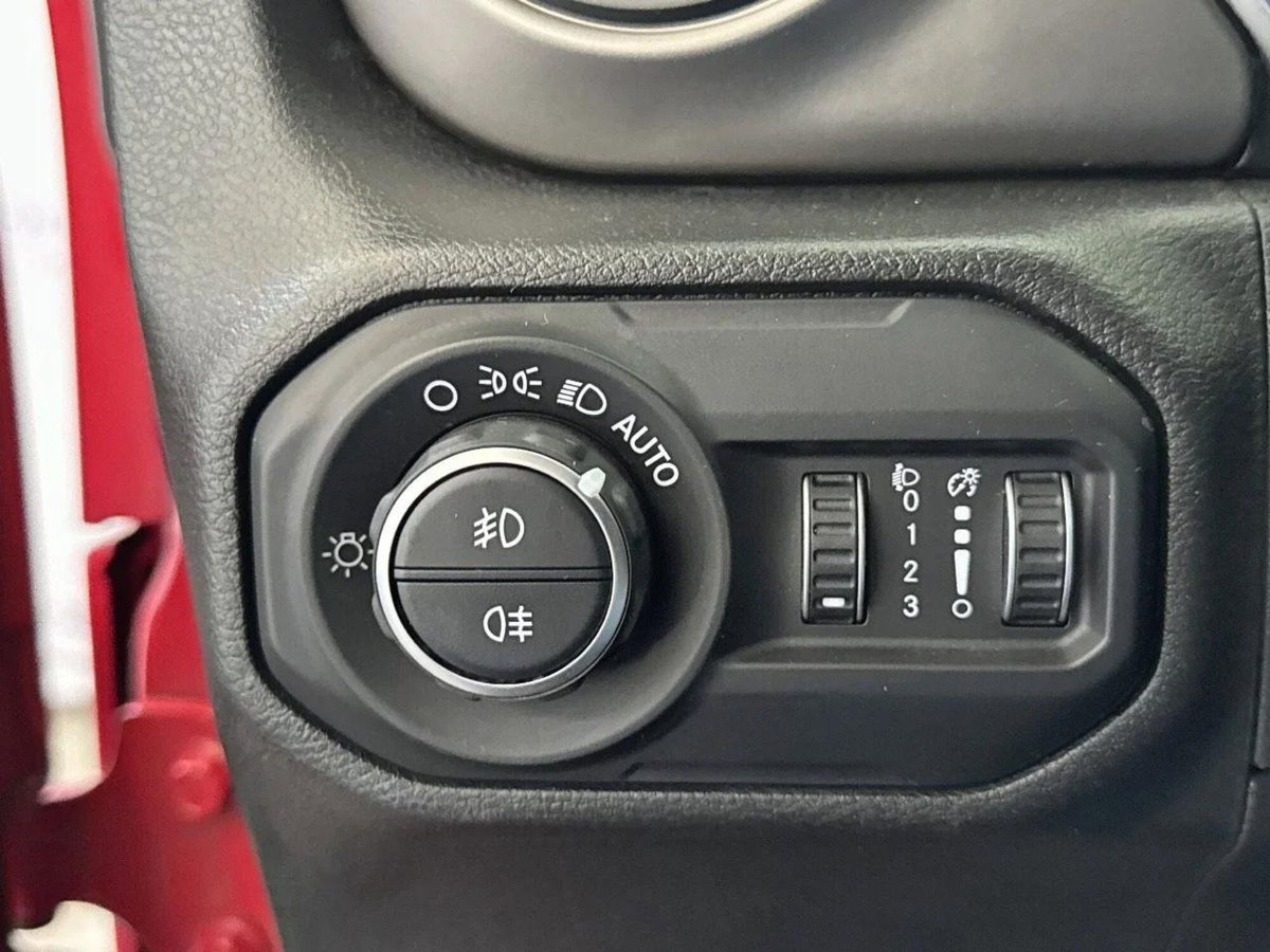 Jeep Wrangler Unlimited 2.2 Mjt II Sahara (8)