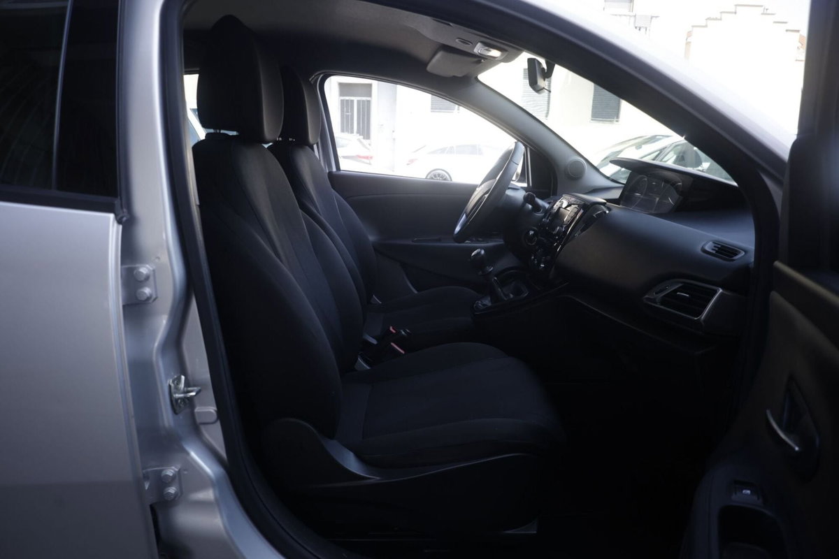 Lancia Ypsilon 1.2 69 CV 5 porte Platinum (10)