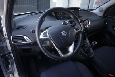 Lancia Ypsilon 1.2 69 CV 5 porte Platinum (14)
