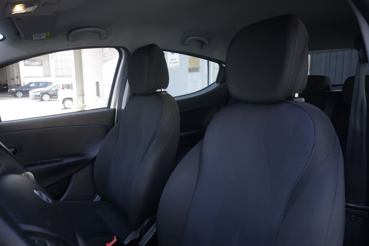 Lancia Ypsilon 1.2 69 CV 5 porte Platinum (16)