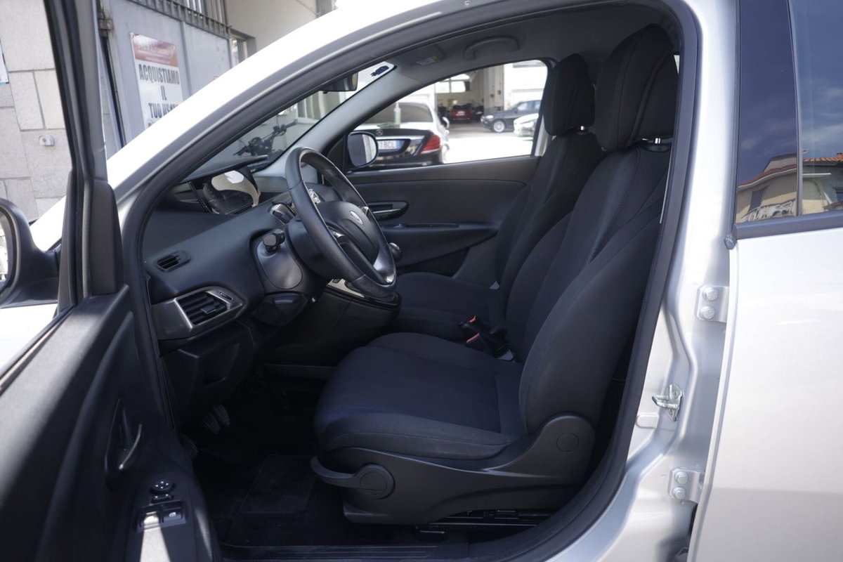 Lancia Ypsilon 1.2 69 CV 5 porte Platinum (17)