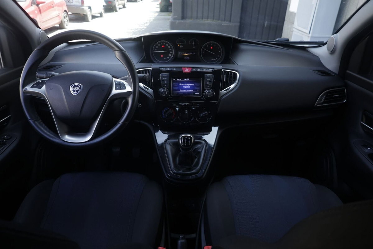 Lancia Ypsilon 1.2 69 CV 5 porte Platinum (2)