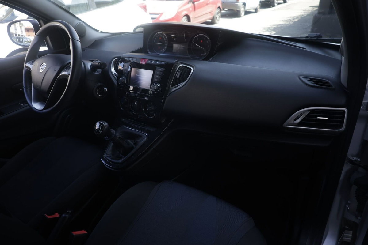 Lancia Ypsilon 1.2 69 CV 5 porte Platinum (8)