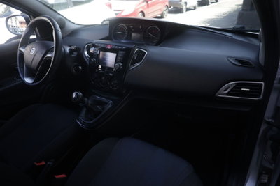 Lancia Ypsilon 1.2 69 CV 5 porte Platinum (8)