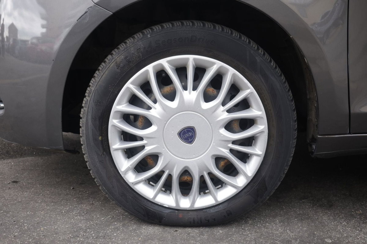 Lancia Ypsilon 1.2 69 CV 5 porte Silver (5)