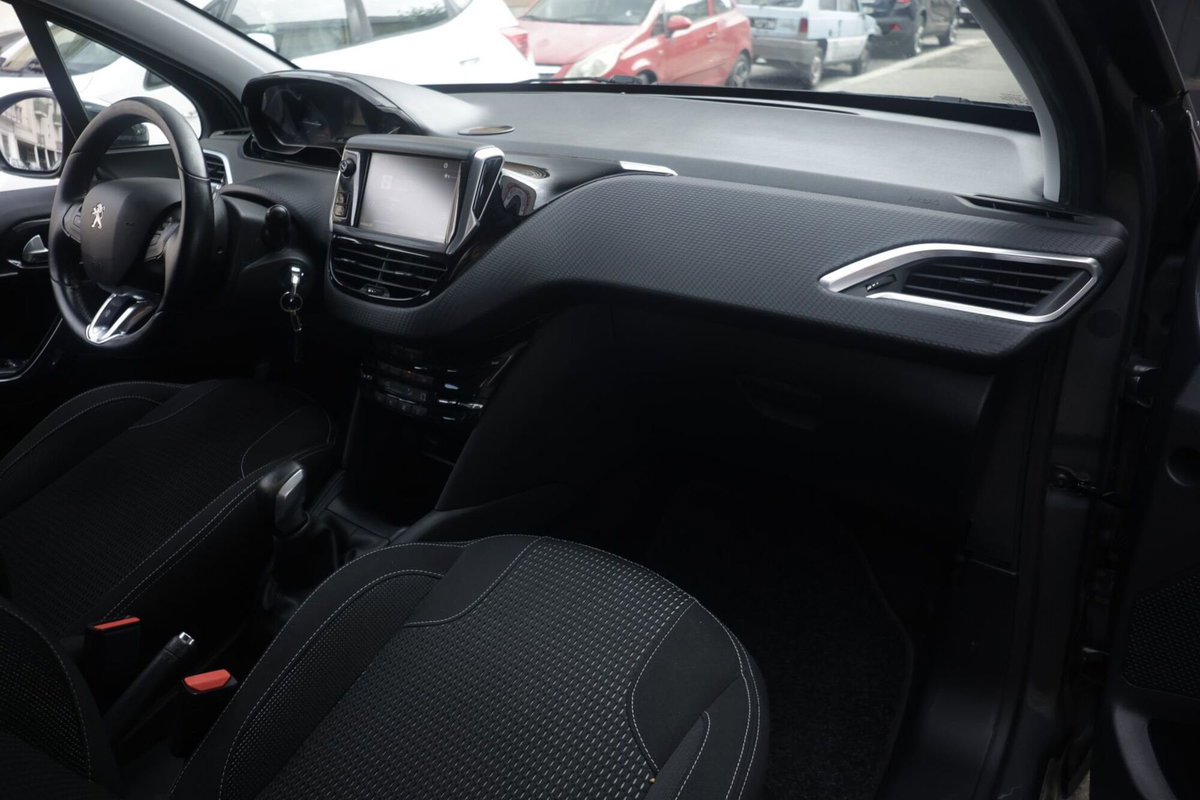 Peugeot 208 82 5 porte Allure (2)