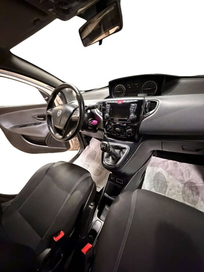 Lancia Ypsilon 1.2 69 CV 5 porte Gold (12)