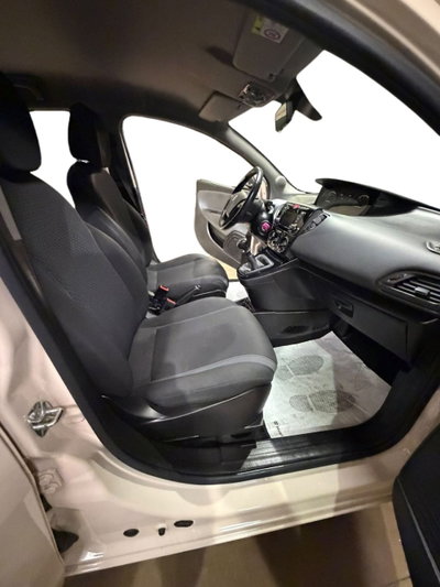 Lancia Ypsilon 1.2 69 CV 5 porte Gold (14)
