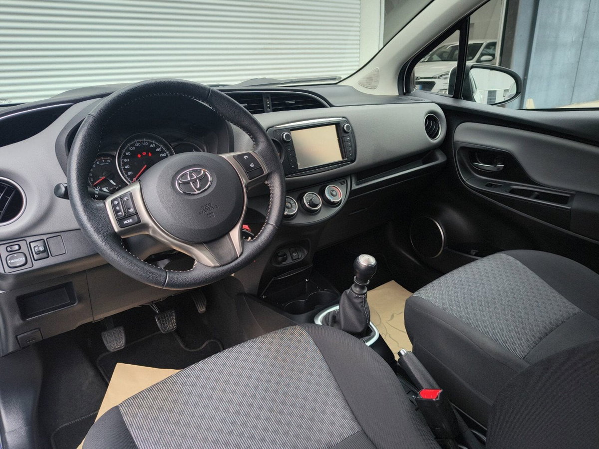 Toyota Yaris 1.3 3 porte Active (10)