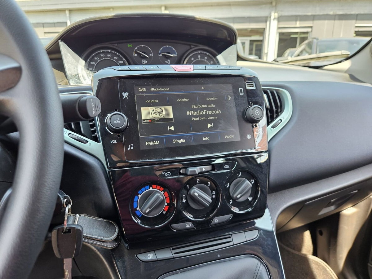 Lancia Ypsilon 1.0 FireFly 5 porte S&S Hybrid Ecochic A. Ferretti (15)