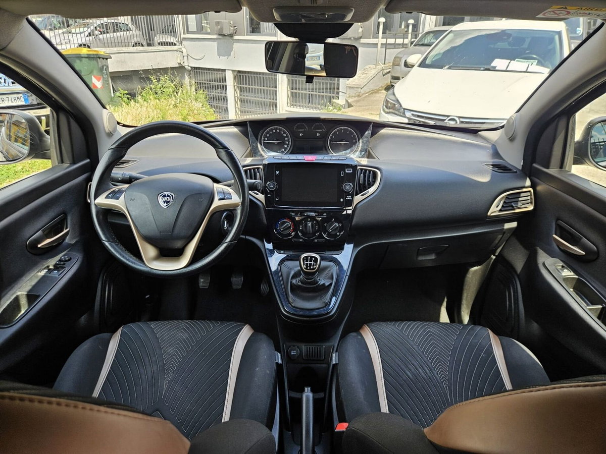 Lancia Ypsilon 1.0 FireFly 5 porte S&S Hybrid Alberta Ferretti (9)