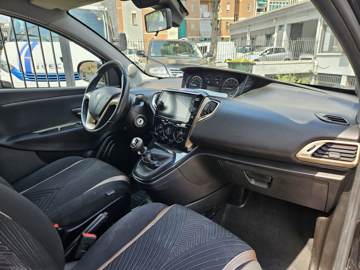 Lancia Ypsilon 1.0 FireFly 5 porte S&S Hybrid Alberta Ferretti (10)