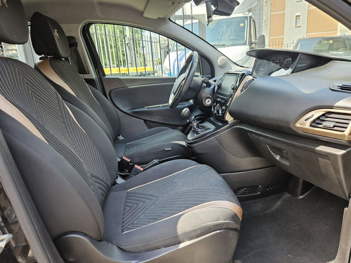 Lancia Ypsilon 1.0 FireFly 5 porte S&S Hybrid Alberta Ferretti (11)