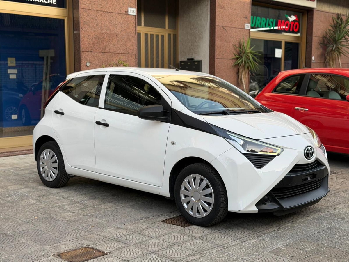 Toyota Aygo 1.0 VVT-i 72 CV 5 porte x-clusiv (2)