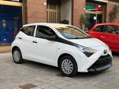 Toyota Aygo 1.0 VVT-i 72 CV 5 porte x-clusiv (2)