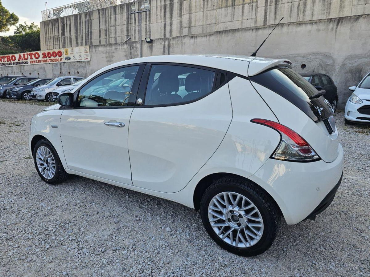 Lancia Ypsilon 1.2 69 CV 5 porte GPL Ecochic Gold (4)