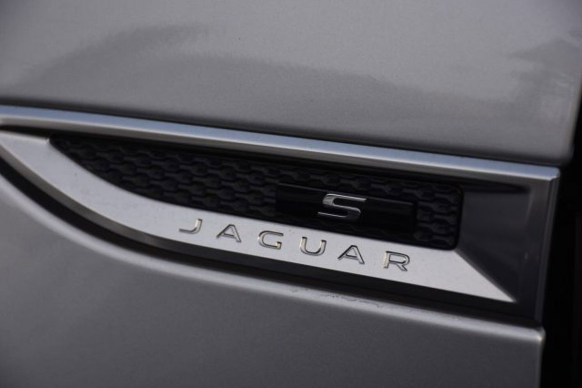 Jaguar E-Pace 2.0 249 CV AWD aut. R-Dynamic (16)