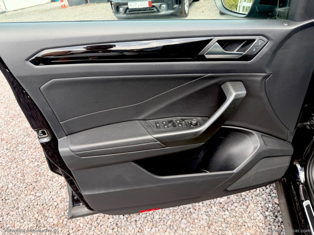 Volkswagen T-Roc 2.0 tdi R-Line 115cv (16)