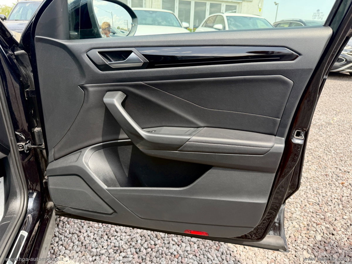 Volkswagen T-Roc 2.0 tdi R-Line 115cv (17)