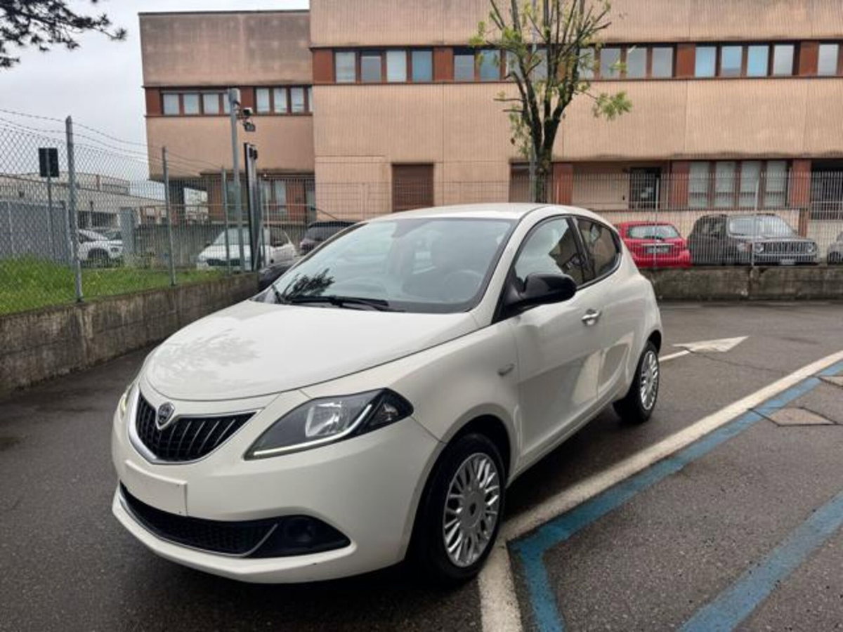 Lancia Ypsilon 1.0 FireFly 5 porte S&S Hybrid Ecochic Silver
