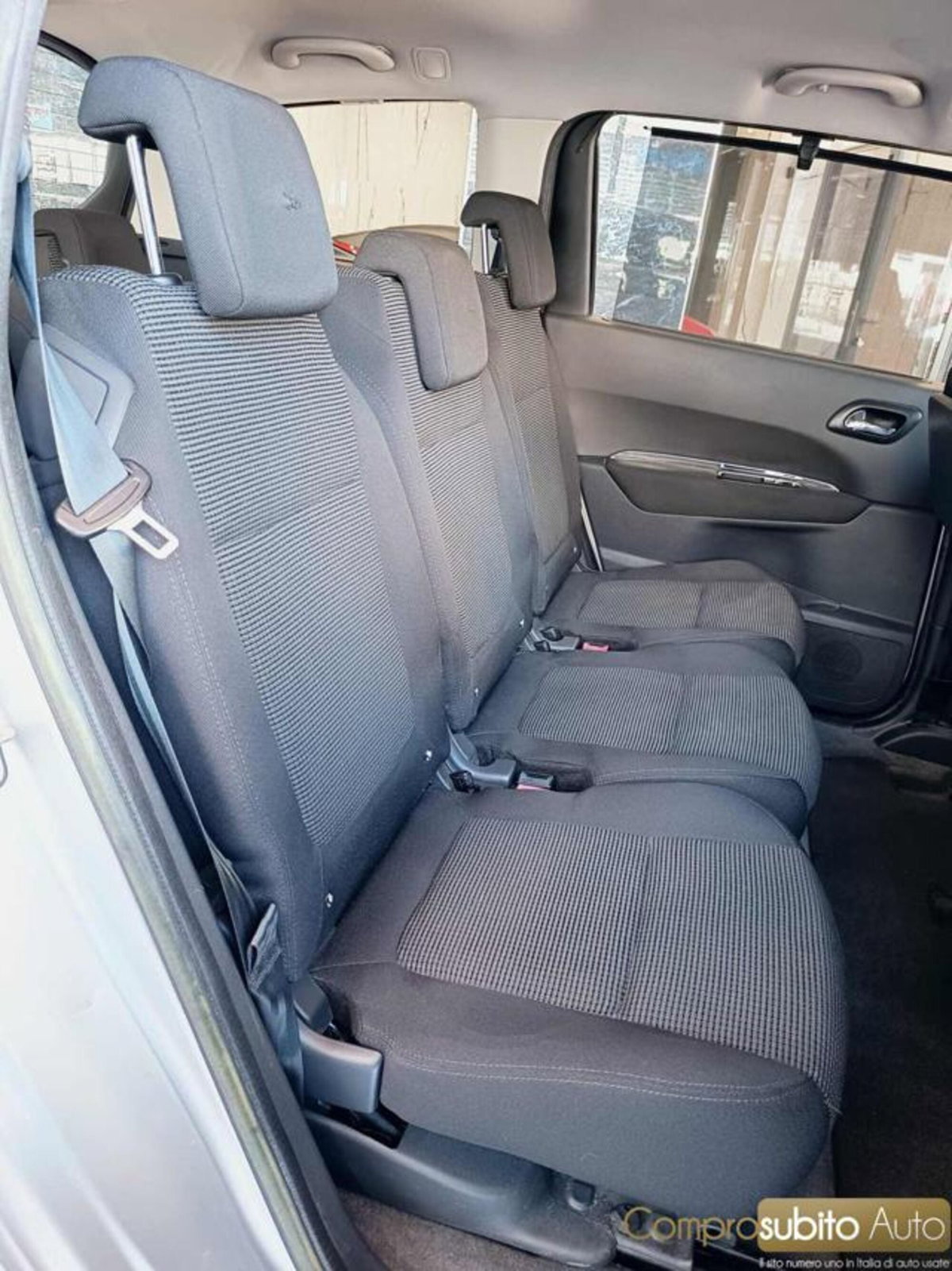 Peugeot 5008 1.6 HDi 112CV Business (17)