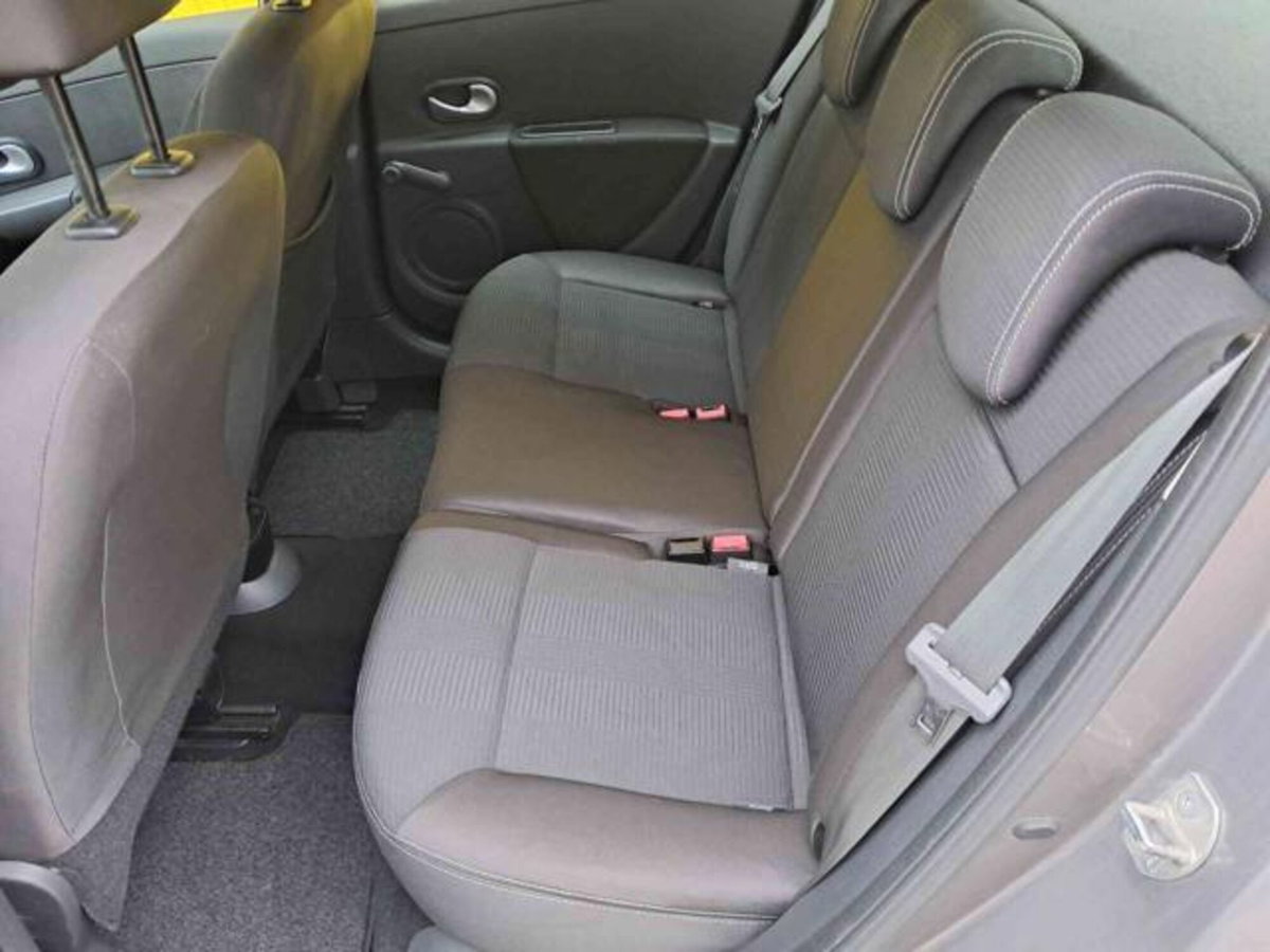 Renault Clio 1.2 16V 5 porte Luxe (19)