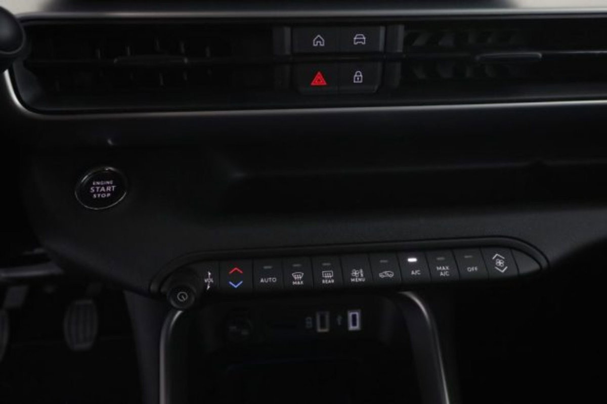 Jeep Avenger 1.2 turbo Summit fwd 100cv (13)