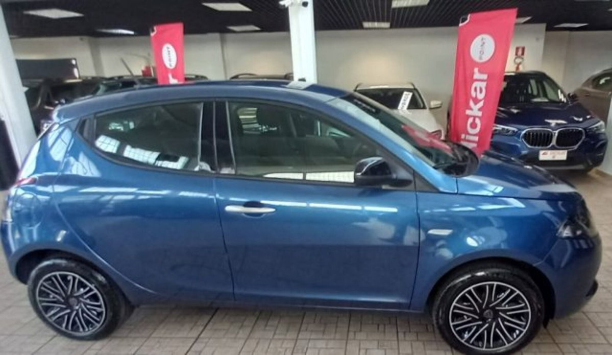 Lancia Ypsilon 1.0 FireFly 5 porte S&S Hybrid Ecochic Gold (2)