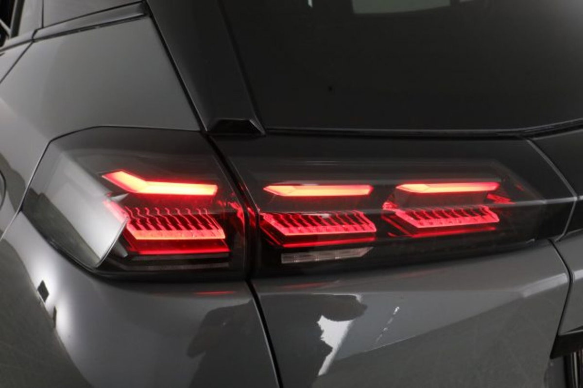 Peugeot 2008 BlueHDi 130 S&S EAT8 GT Pack (10)
