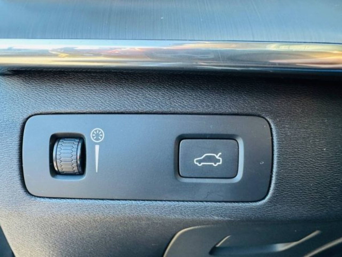Volvo XC90 B5 (d) AWD Geartronic Momentum Pro (18)