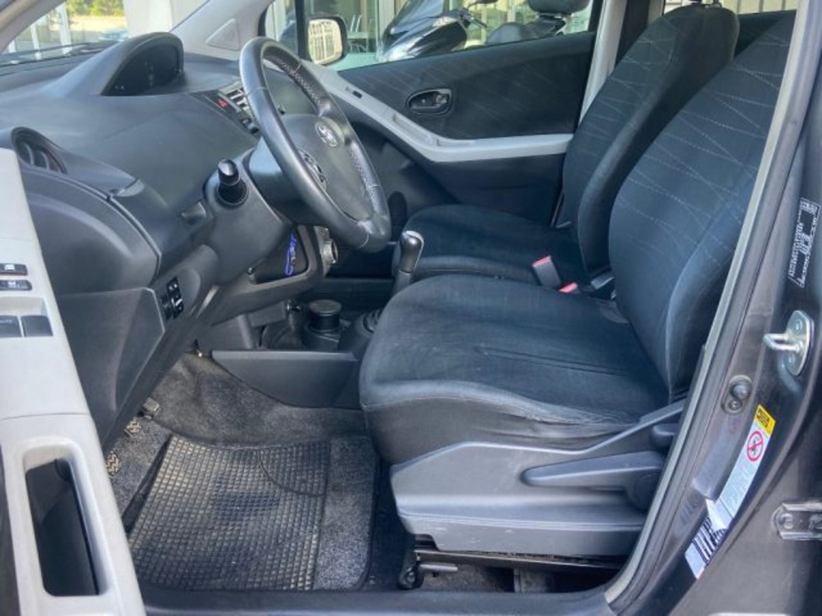 Toyota Yaris 1.0 5 porte (12)