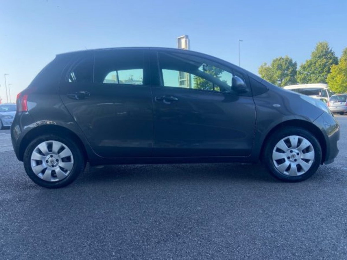Toyota Yaris 1.0 5 porte (7)
