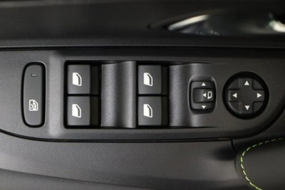 Peugeot 2008 1.2 hybrid GT 145cv e-dcs6 (18)