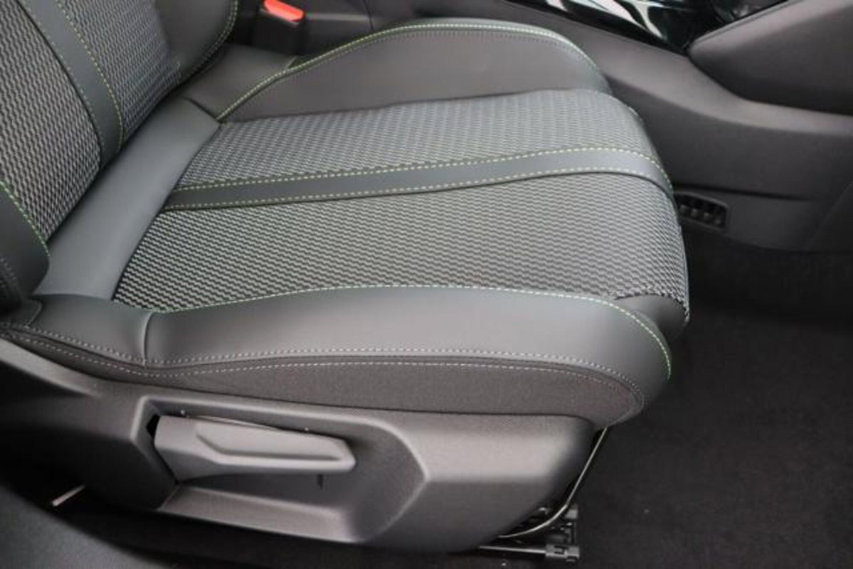 Peugeot 2008 1.2 hybrid GT 145cv e-dcs6 (9)