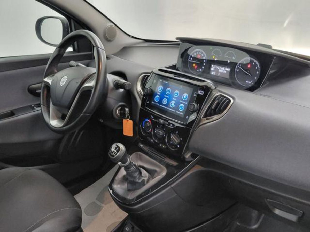 Lancia Ypsilon 1.0 FireFly 5 porte S&S Hybrid Ecochic Gold (2)