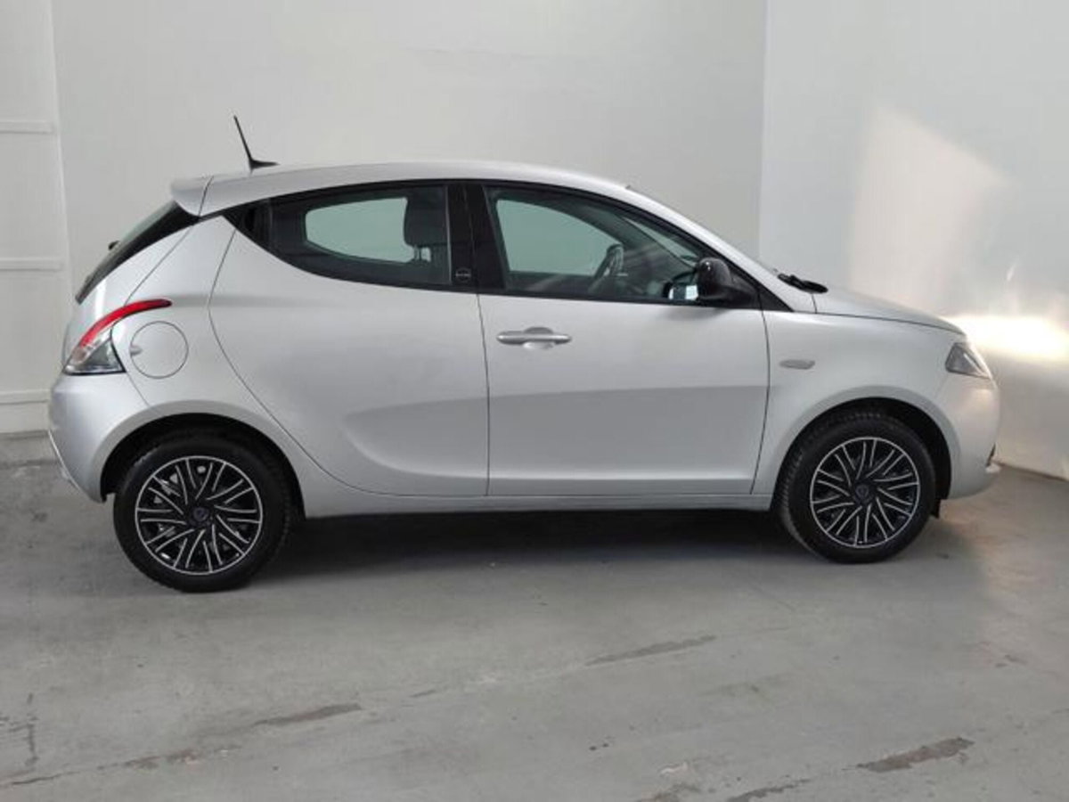 Lancia Ypsilon 1.0 FireFly 5 porte S&S Hybrid Ecochic Gold (8)