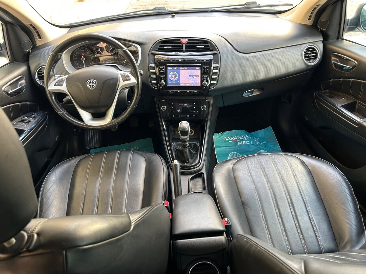 Lancia Delta 1.9 MJT Twinturbo DPF Platinum (17)
