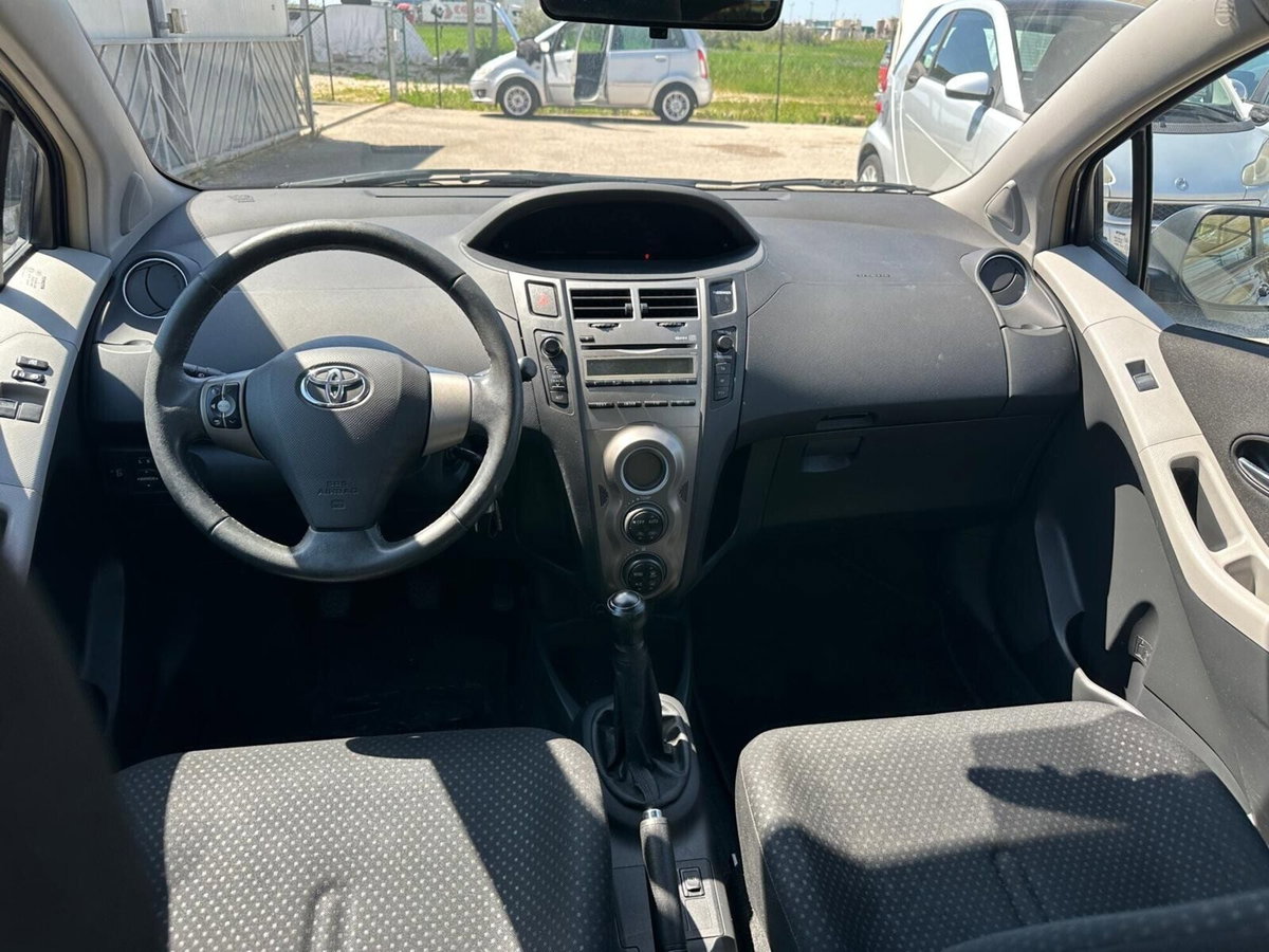 Toyota Yaris 1.0 5 porte Sol (13)