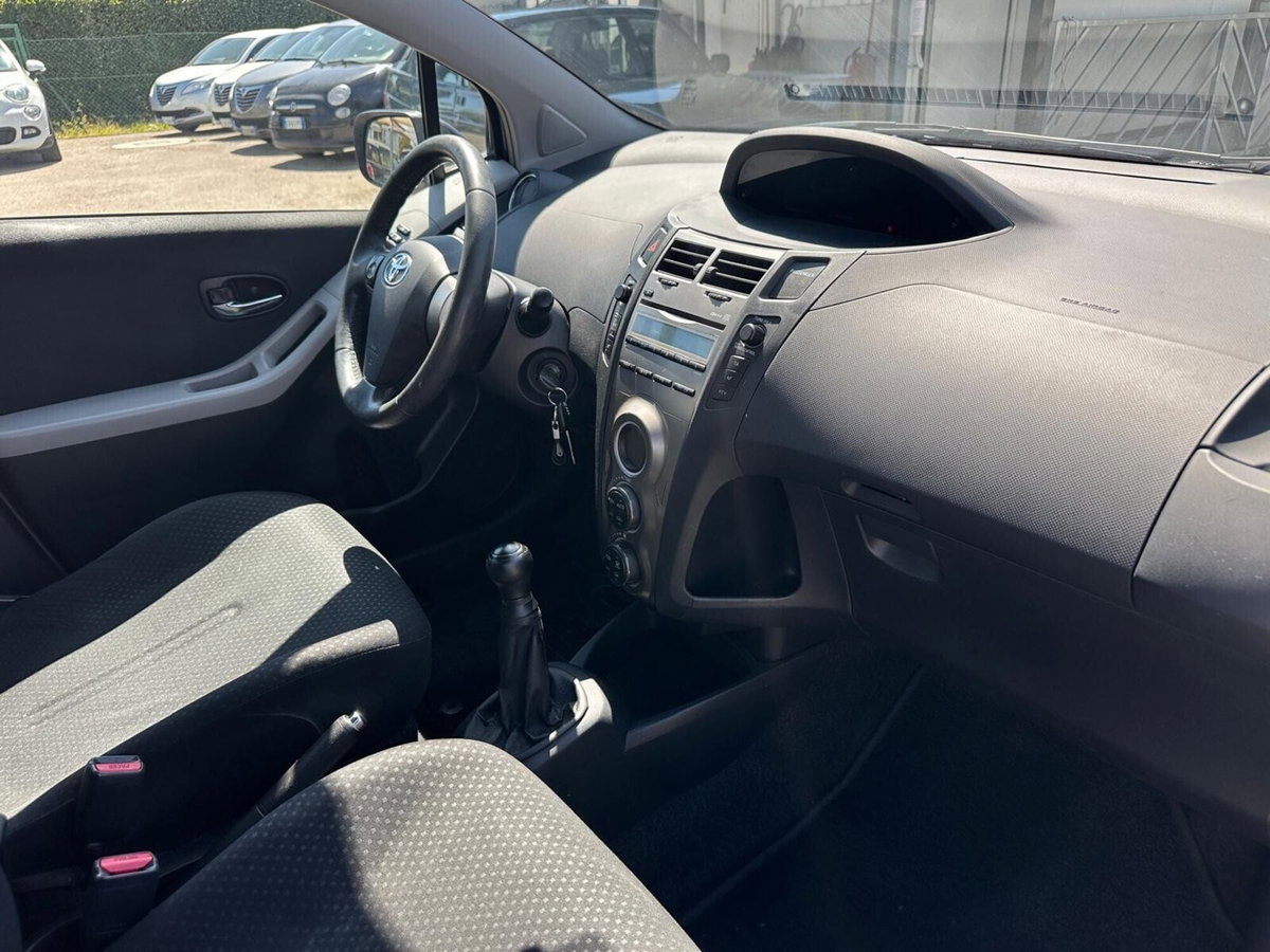 Toyota Yaris 1.0 5 porte Sol (15)