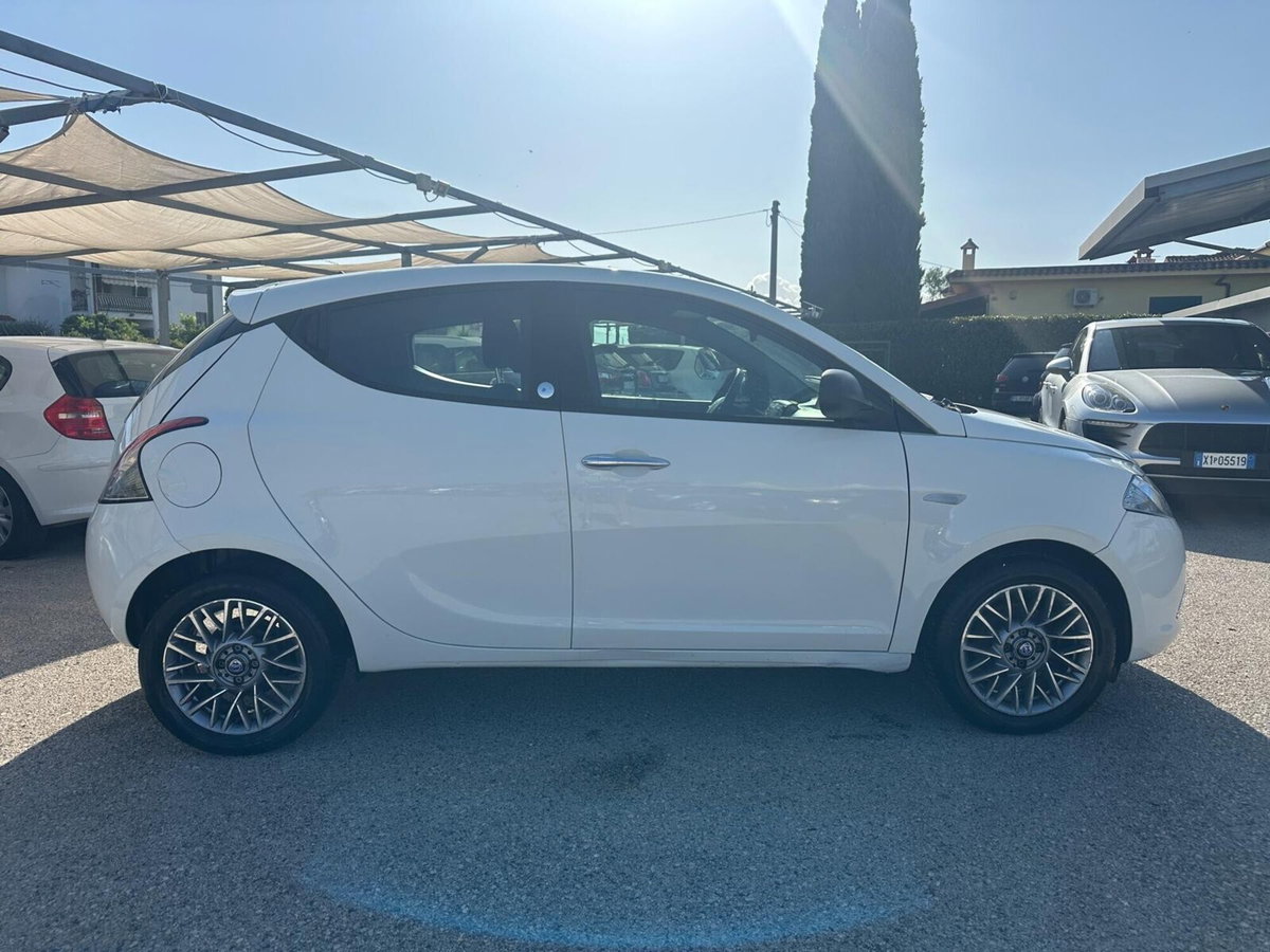 Lancia Ypsilon 1.2 69 CV 5 porte GPL Ecochic Gold (2)
