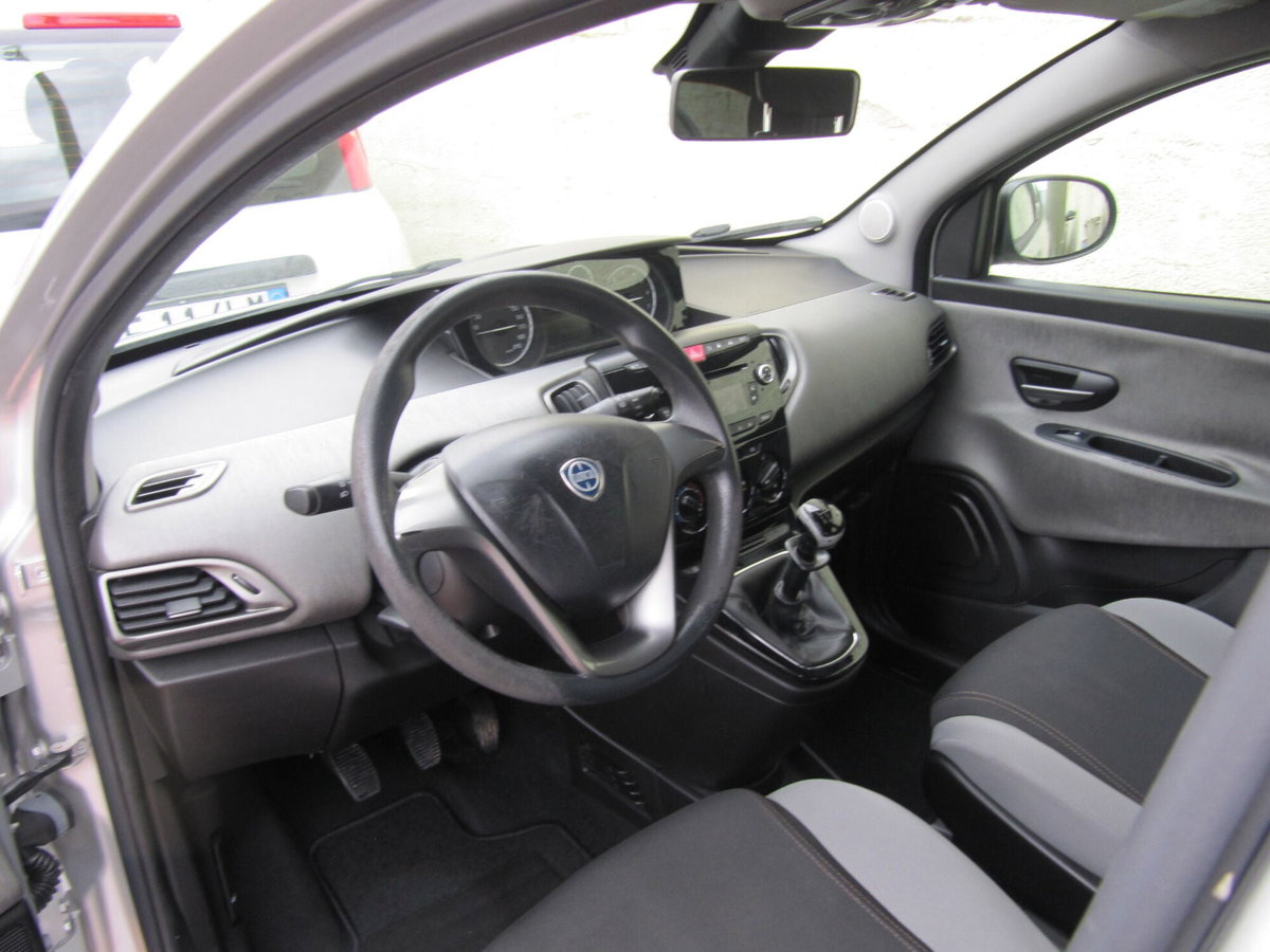 Lancia Ypsilon 0.9 TwinAir 85 CV 5 porte Metano Ecochic Gold (10)